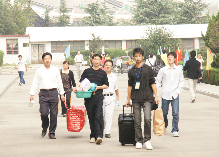 志愿者帮助新生办理入学手续。肖磊摄