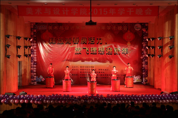 潘玉/摄 水鼓舞《中国龙》