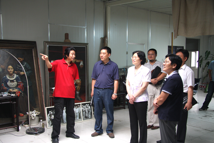 肖桂兰（左三）在邱克院长（右一）等陪同下参观赵振华工作室