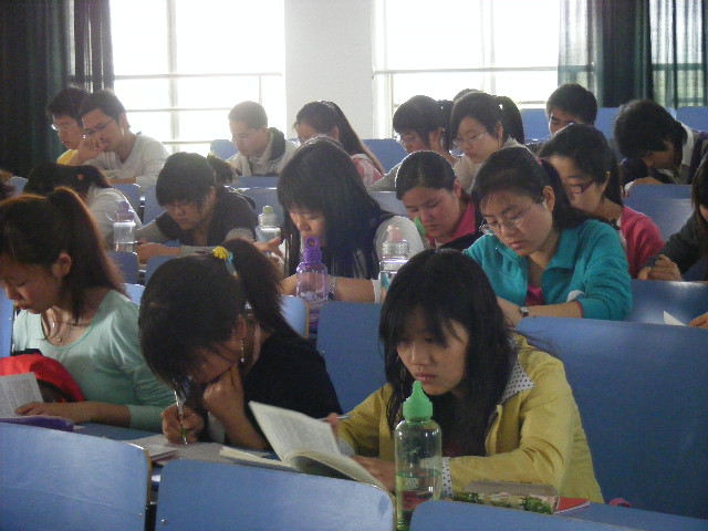 该系学生党员认真学习科学发展观理论