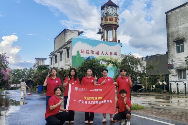 师生在西田坡庄台合影。 曹纯摄 师生在西田坡庄台合影。 曹纯摄