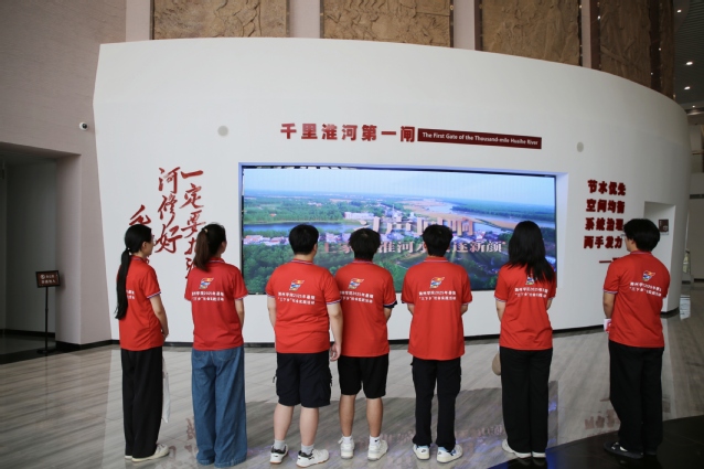 师生在王家坝抗洪纪念馆观看纪录片。曹纯摄 师生在王家坝抗洪纪念馆观看纪录片。曹纯摄