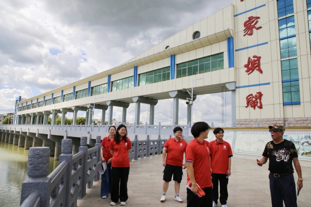 师生与蒙洼人民交谈学习。 曹纯摄 师生与蒙洼人民交谈学习。 曹纯摄