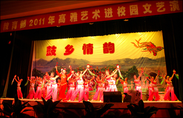 花鼓艺术团赴兄弟高校进行“高雅艺术进校园”演出