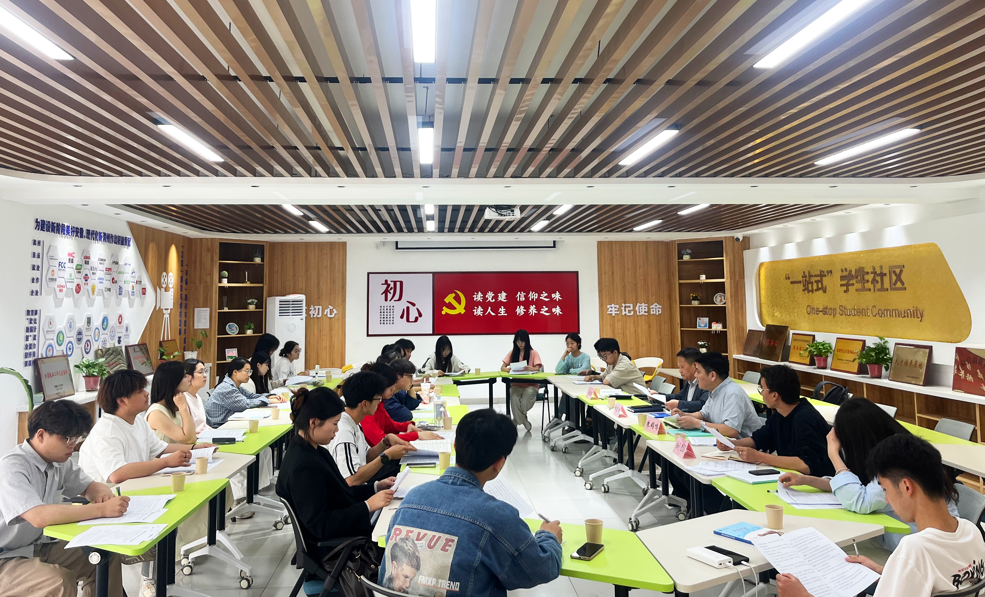 座谈会照片.jpg 座谈会照片.jpg
